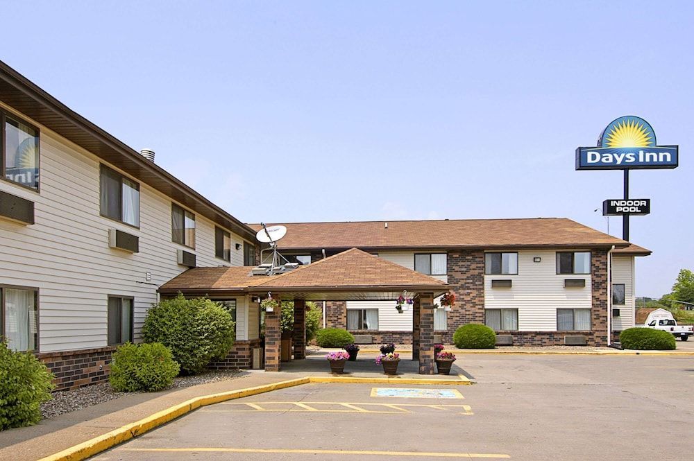 Days Inn & Suites by Wyndham Davenport East 1