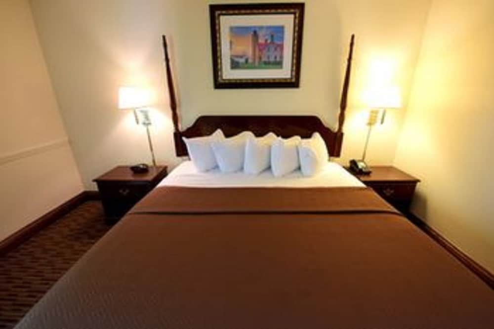 Waterfront Inn - Mackinaw City 2