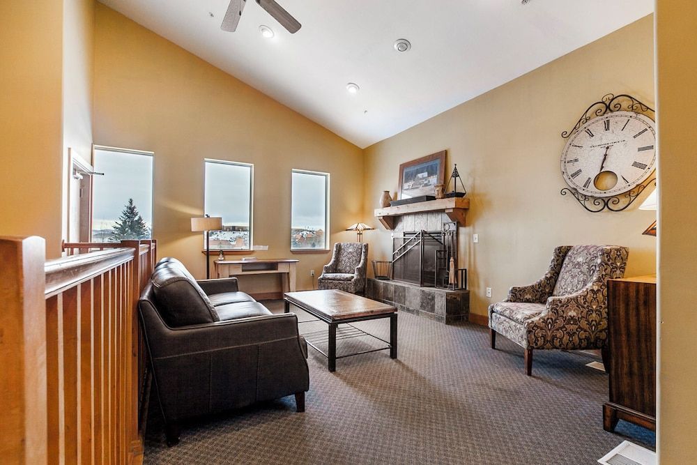 Crestview Condominiums by All Seasons Resort Lodging 2