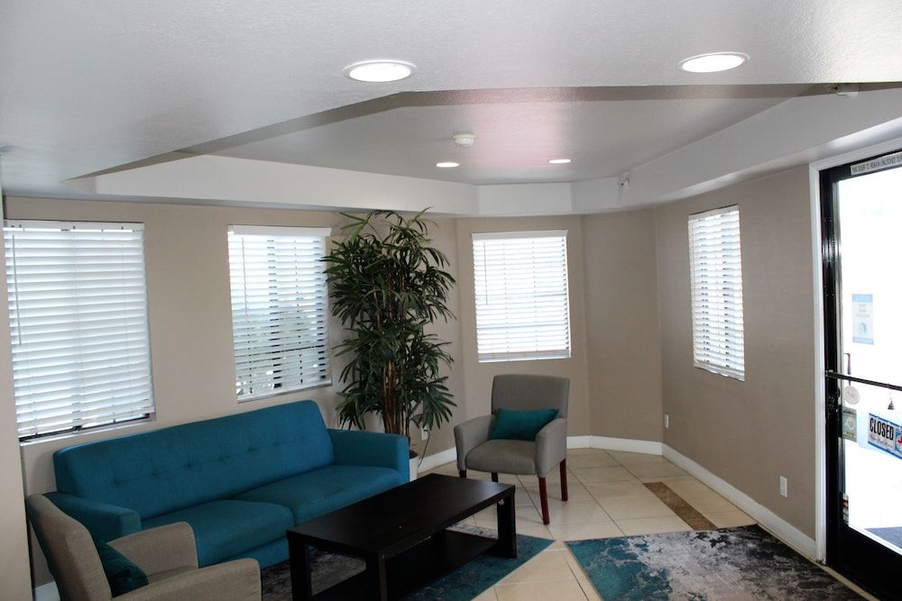 Rancho San Diego Inn & Suites 2
