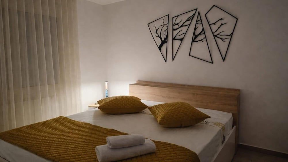 Lovely 1-Bed Apartment in lac1 Tunis 2