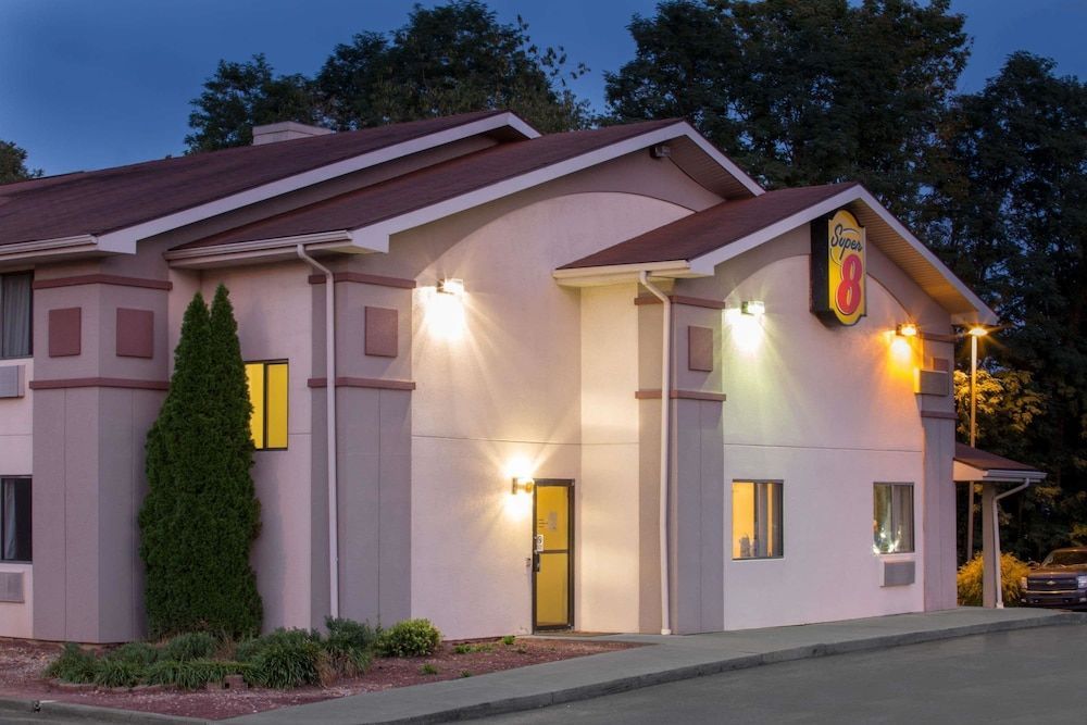 Super 8 by Wyndham Lewisburg 1