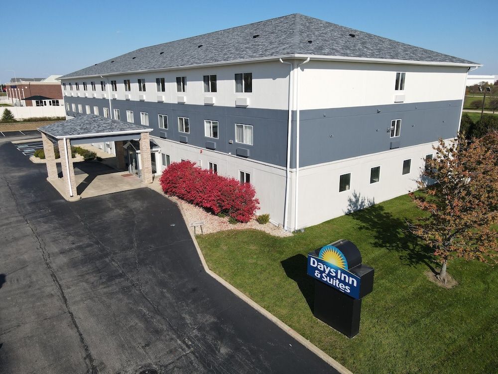 Days Inn & Suites by Wyndham Romeoville 1