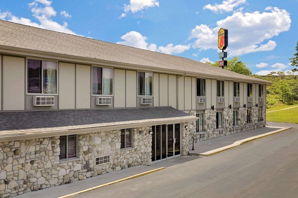 Super 8 by Wyndham Sturgeon Bay 1