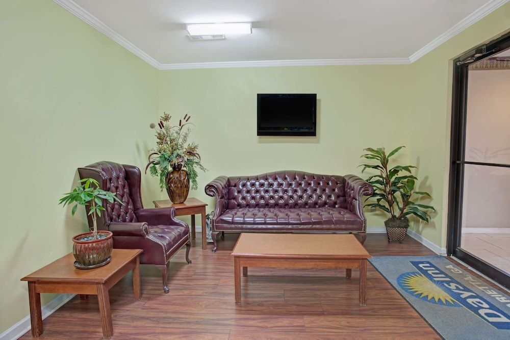 Days Inn by Wyndham Marietta White Water 2