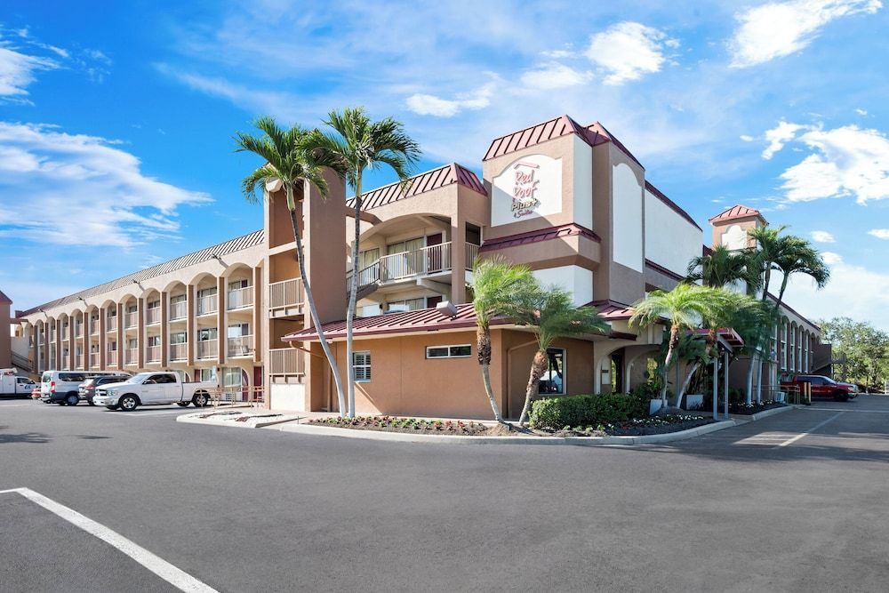 Red Roof Inn PLUS+ & Suites Naples Downtown-5th Ave S 1