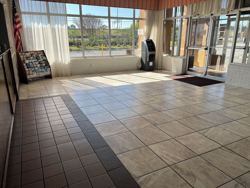 Heritage Inn & Suites 1