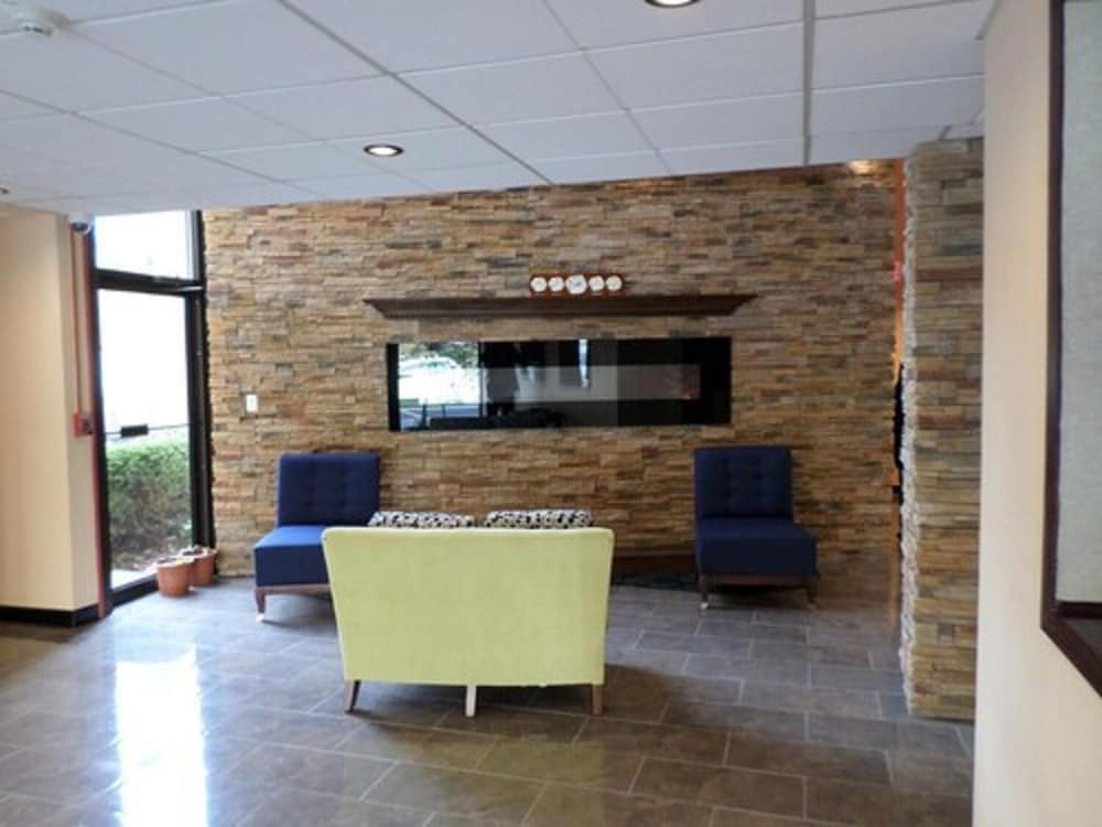 Travelodge by Wyndham Cleveland Lakewood 2