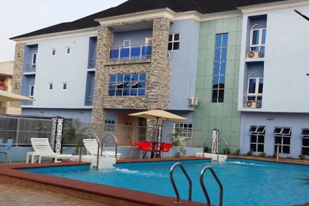 L'avalon Hotel and Suites 1