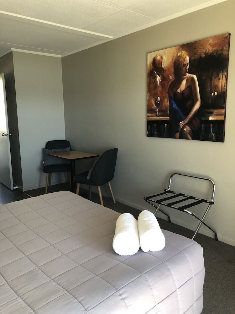 Lakes Edge Holiday Park 2