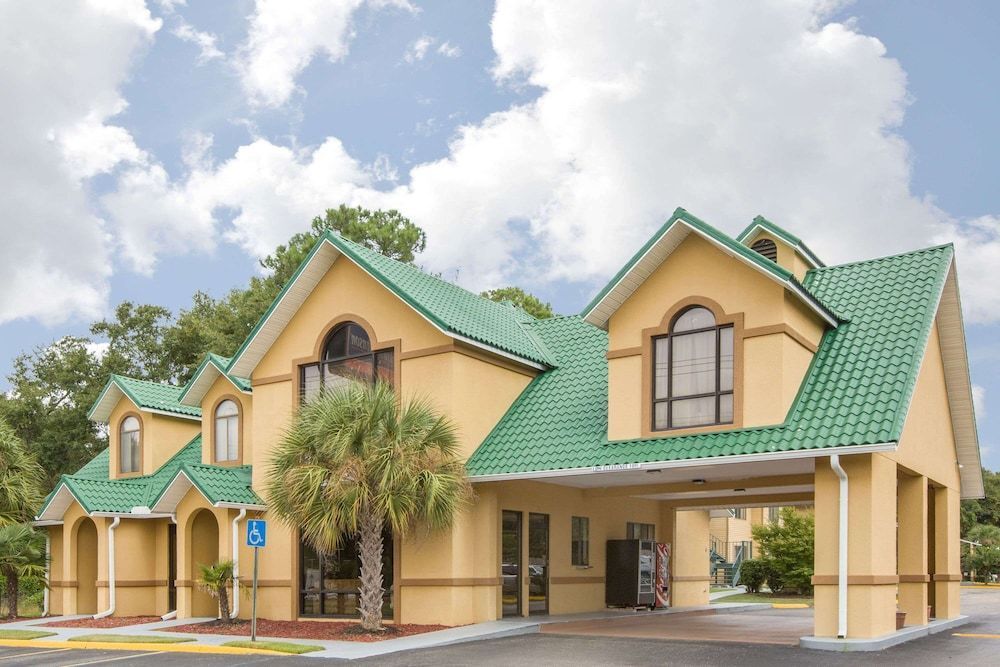 Howard Johnson by Wyndham Dothan 1