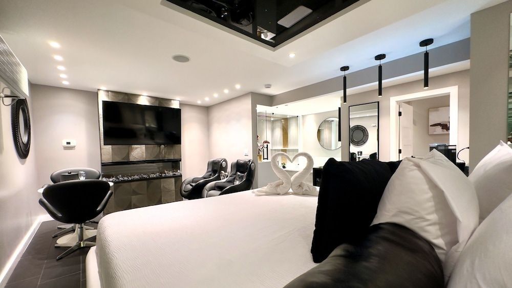 Sybaris Pool Suites 2