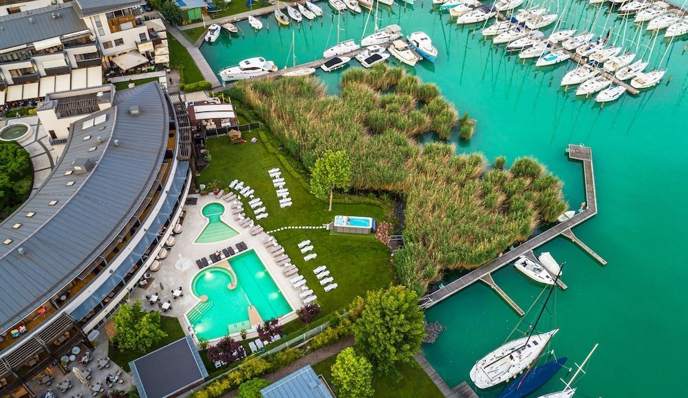 Hotel Golden Lake Resort 1