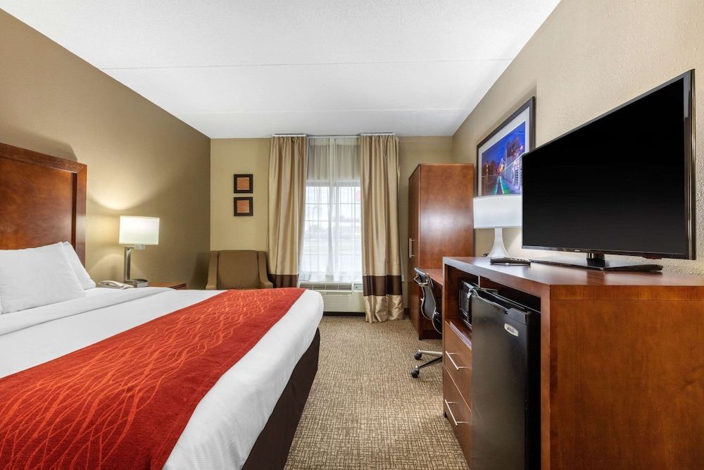 Comfort Inn & Suites Hamilton Place 2