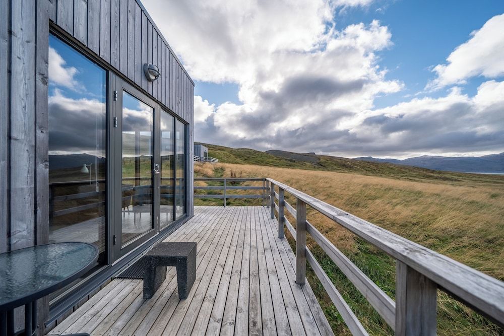 Dis Cottages 1