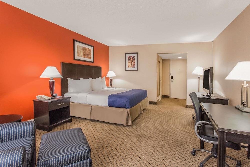 Baymont by Wyndham Fayetteville Fort Bragg Area 2