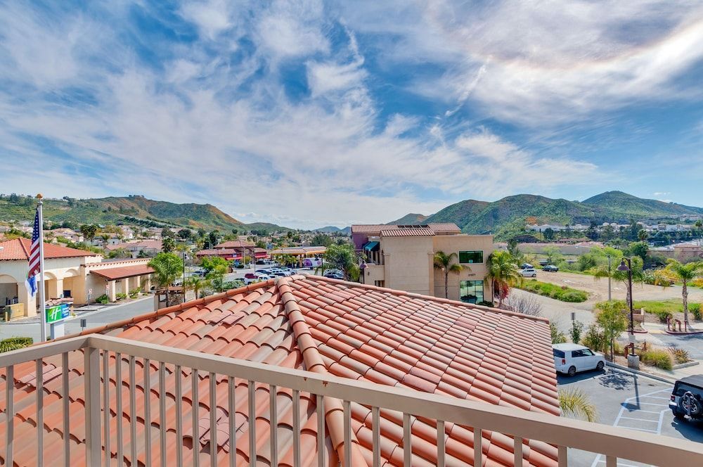 Holiday Inn Express & Suites LAKE ELSINORE by IHG 2
