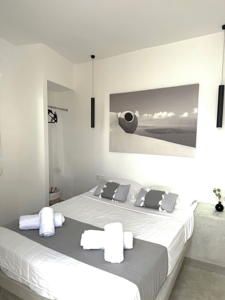Fira Value Rooms- Fira Center- Capital Santorini 2