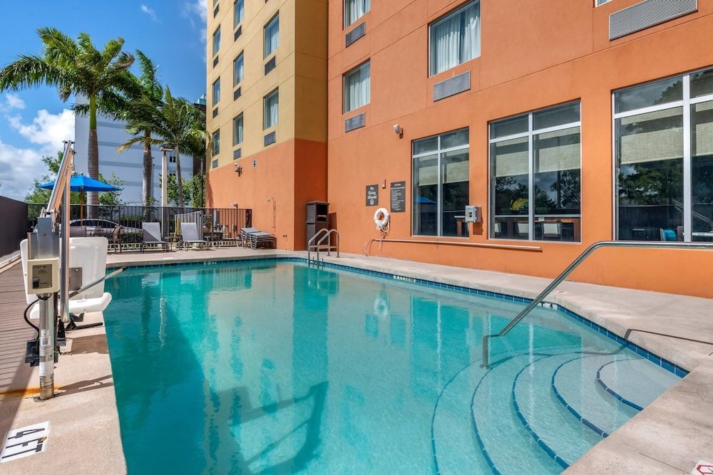 Comfort Suites Fort Lauderdale Airport South & Cruise Port 1