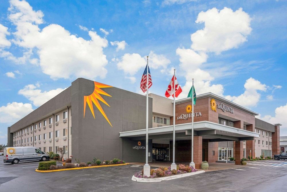 La Quinta Inn & Suites by Wyndham Seattle Federal Way 1