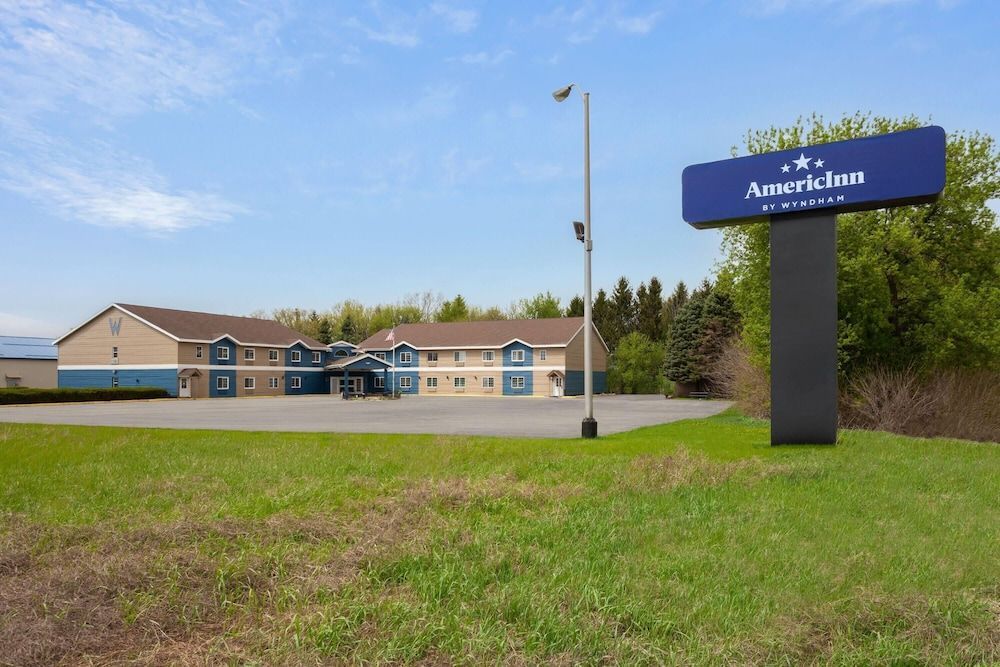 AmericInn by Wyndham Lake Mills 1