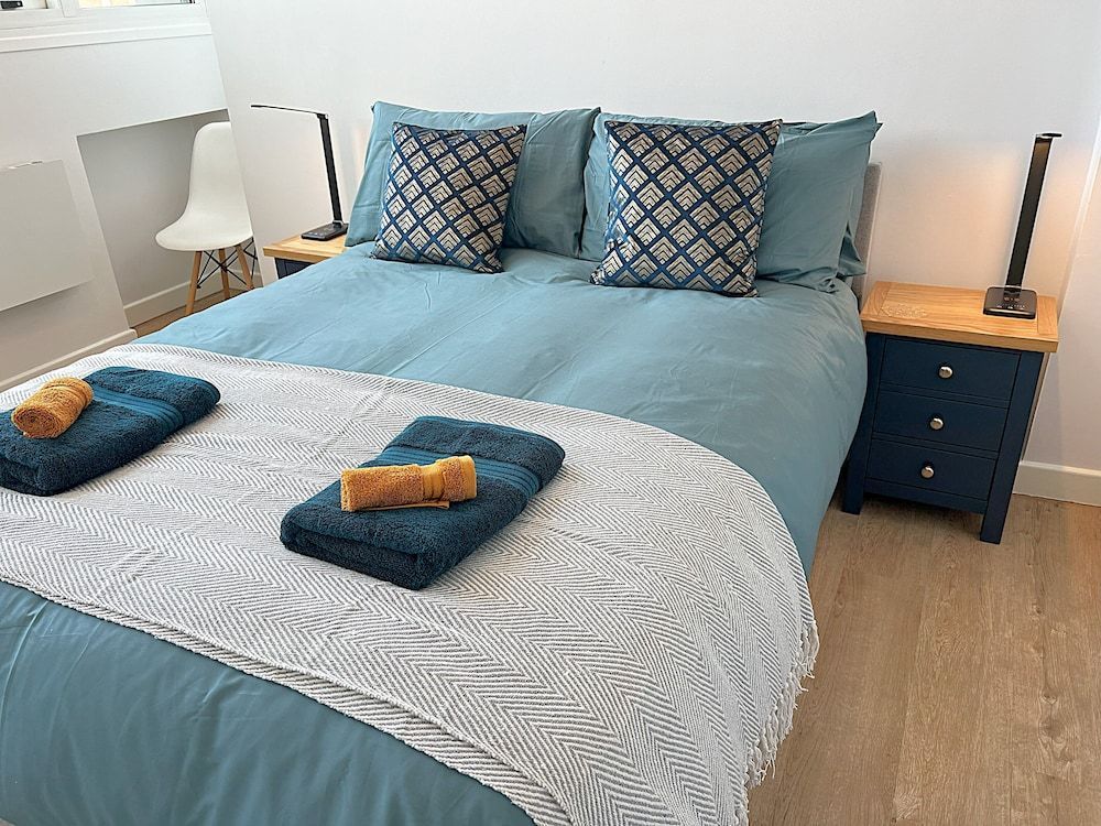 City Centre - Sleeps 4 & Free Parking 1