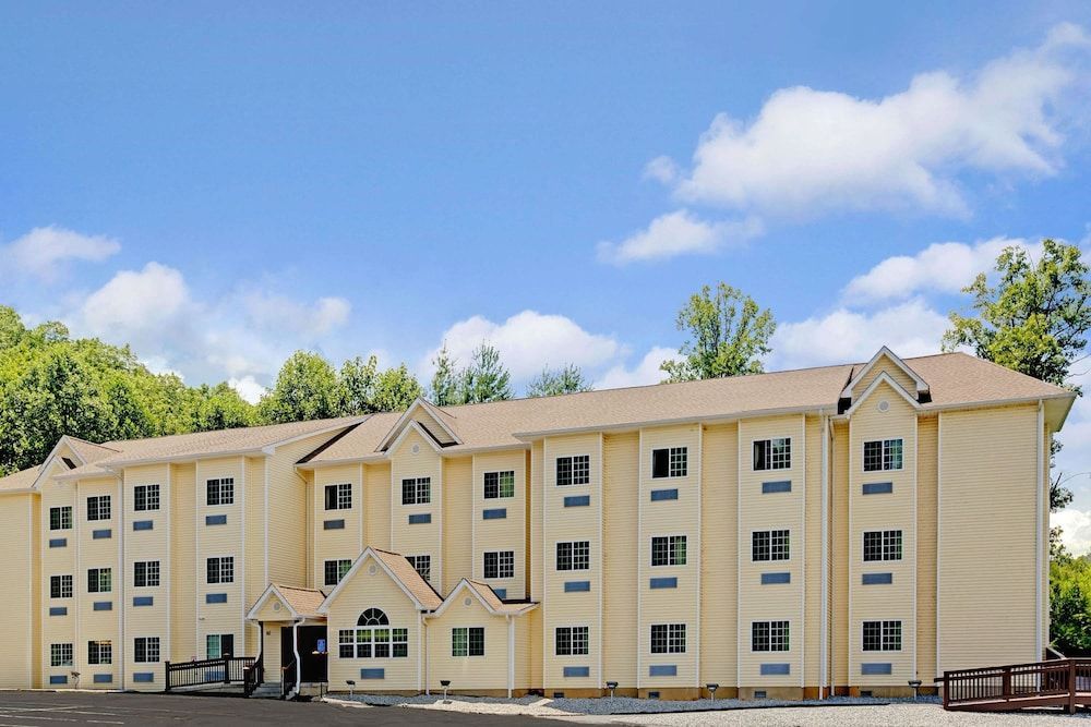 Microtel Inn & Suites by Wyndham Bryson City 1