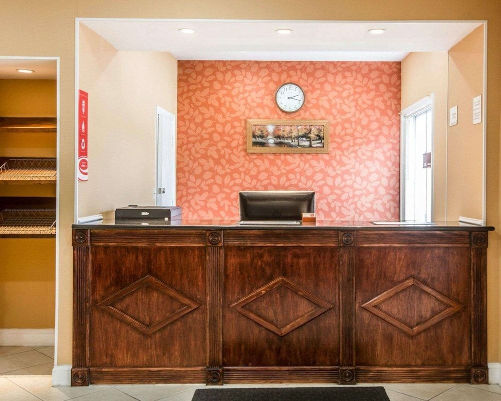 Econo Lodge Lakes Region 2