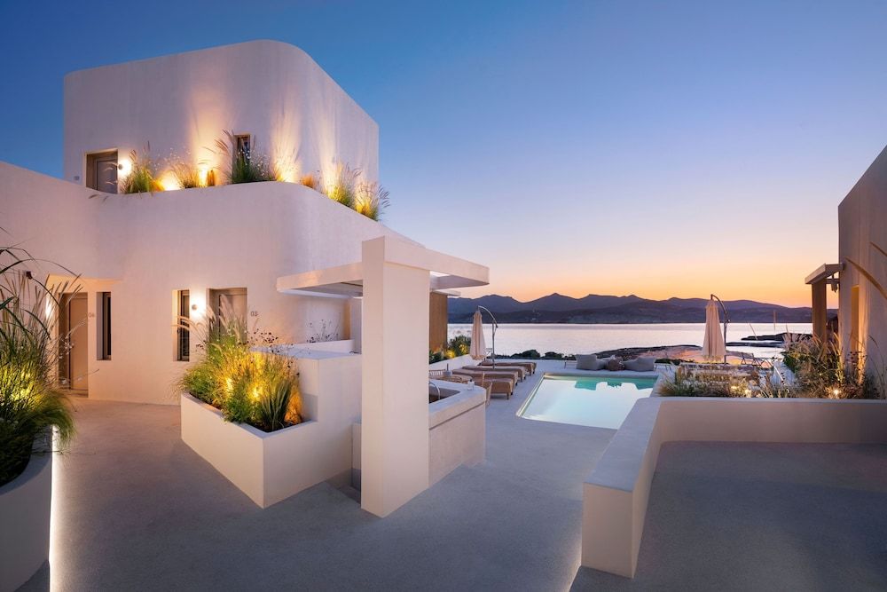 White Pebble Suites 1