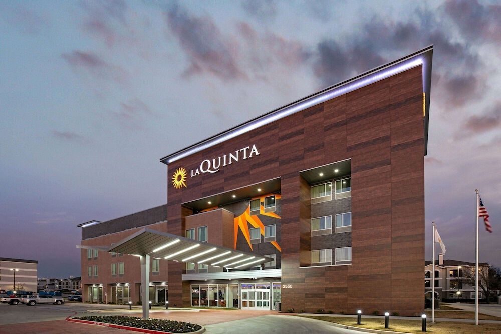 La Quinta Inn & Suites by Wyndham DFW Airport West-Glade 1