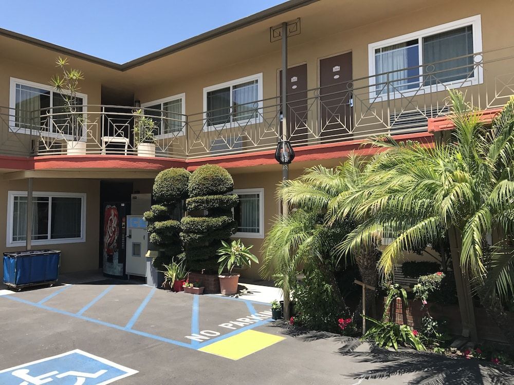Fullerton Lodge 2
