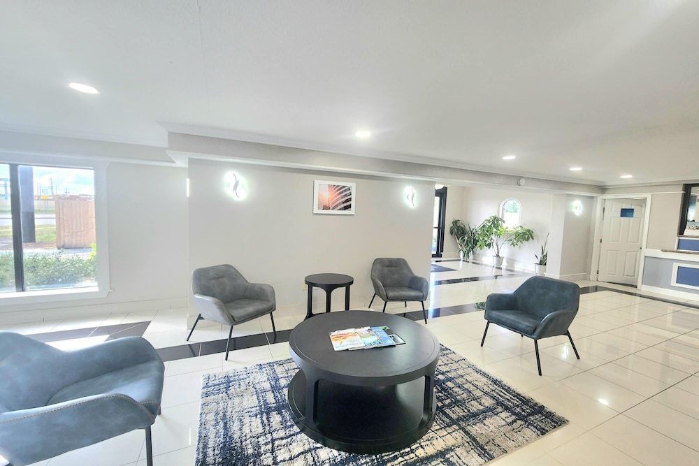 Days Inn by Wyndham Houston 2