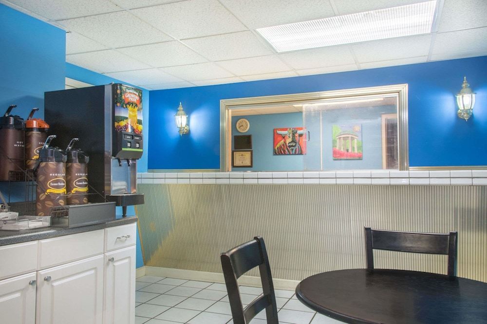 Super 8 by Wyndham Durham/University Area NC 2