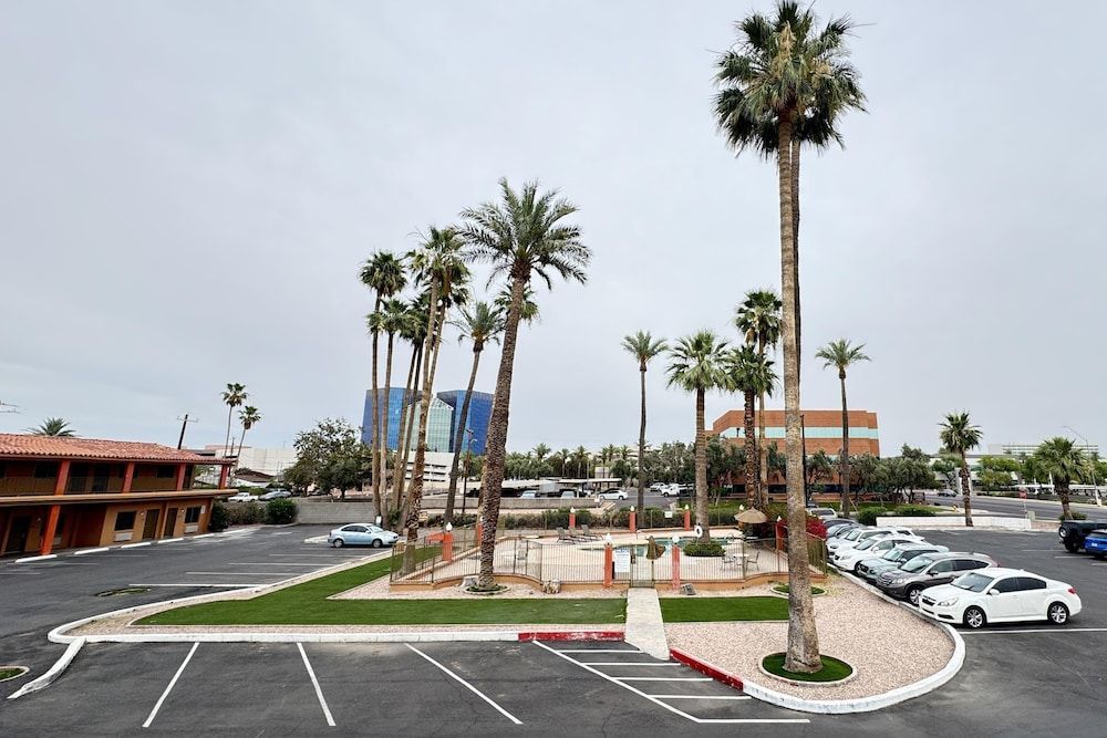 Howard Johnson by Wyndham Phoenix Airport/Downtown Area 1
