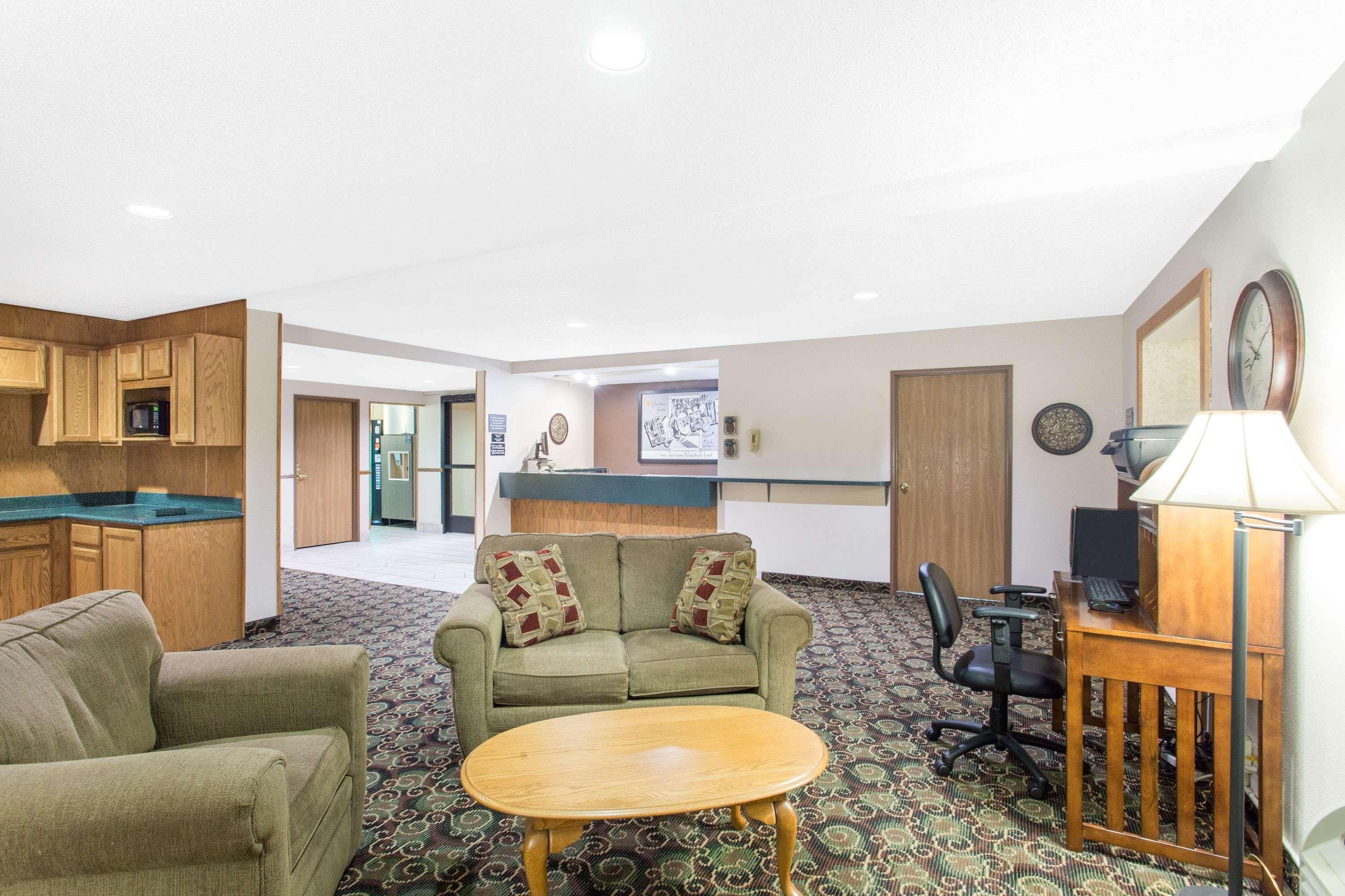 Super 8 by Wyndham Dodgeville 2