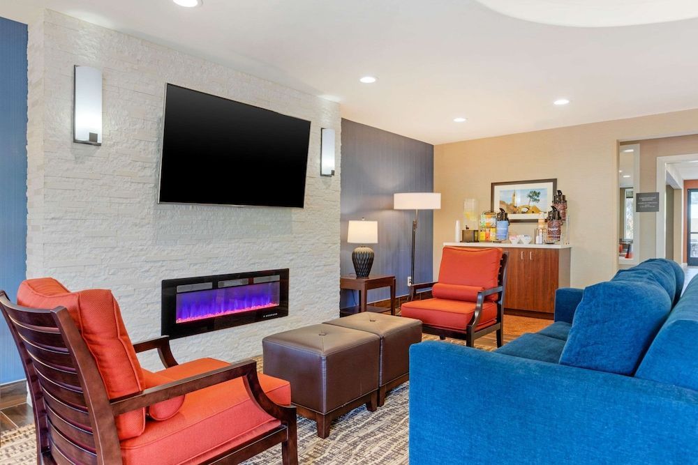 Comfort Inn & Suites Near Ontario Airport 2