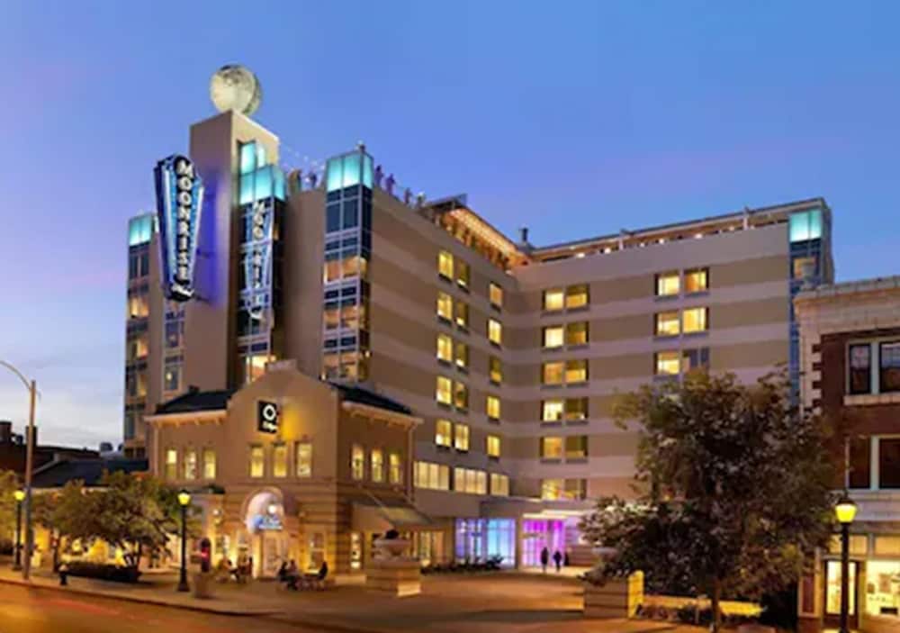 The Moonrise Hotel 1