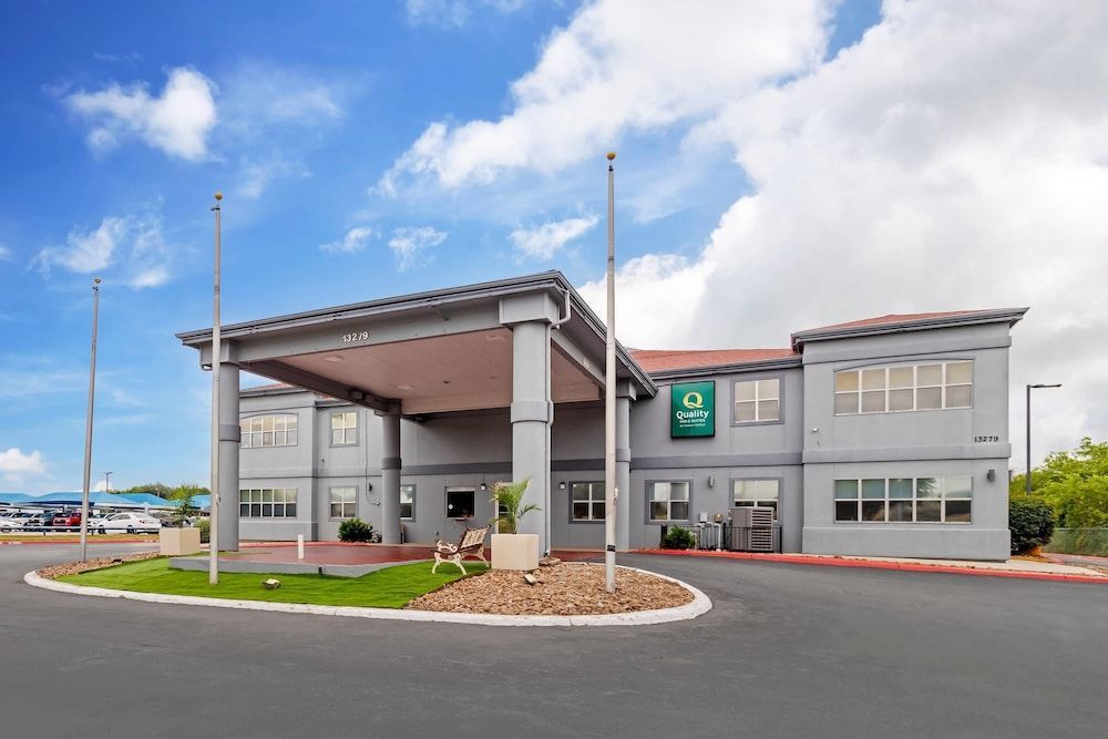 Quality Inn & Suites Near Six Flags and Medical Center 1