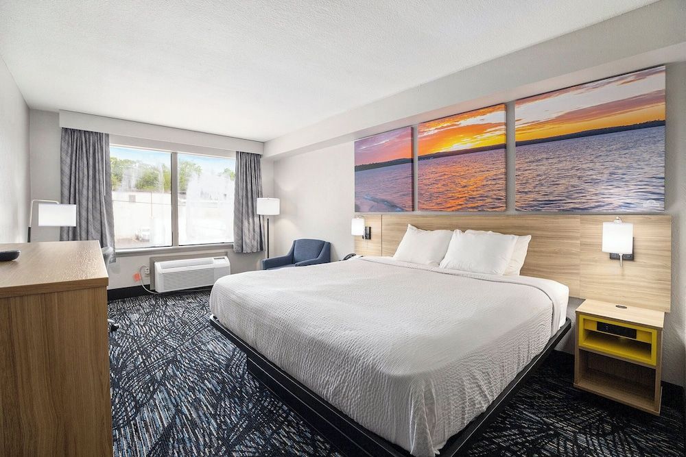 Days Inn & Suites by Wyndham Norton Shores Muskegon 2