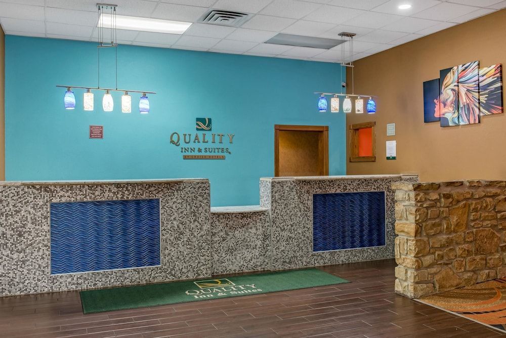 Quality Inn & Suites Bedford West 2