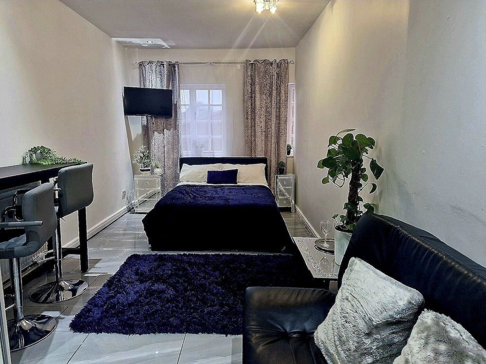 Seaside Escape - Sleeps 4 - Pets Ok - Free Parking 2