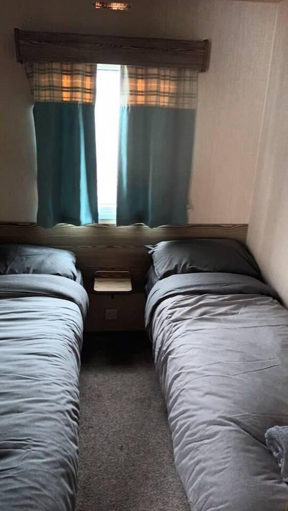 3 bed Static 12ft Caravan Home From Home Somerset 1