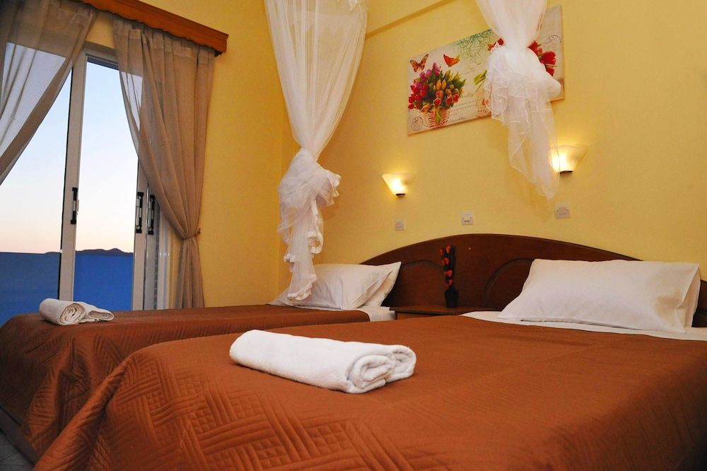 Agios Georgios - 2 Beds - Sleeps 4 - Free Parking 2