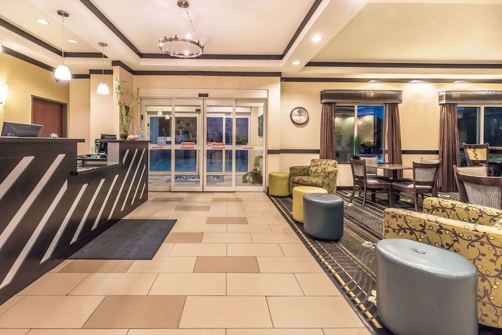 Days Inn & Suites by Wyndham Mineral Wells 2