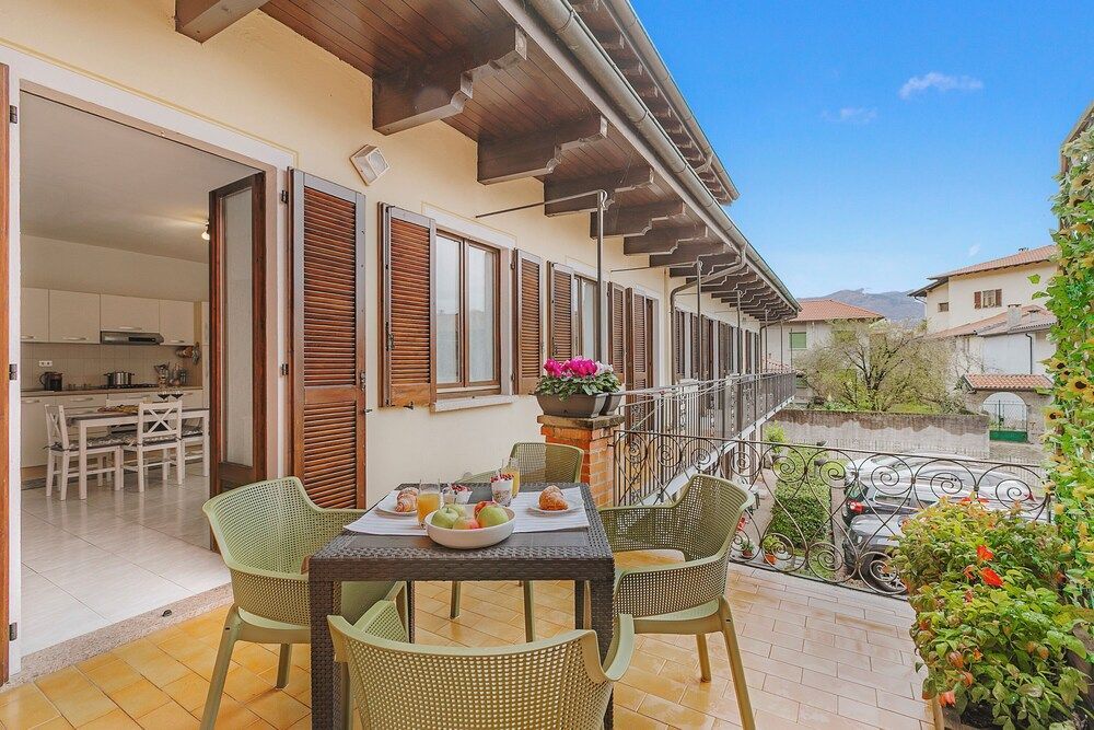 Petalo Bianco: 100m from Lake, Parking and Balcony - Happy Rentals 1