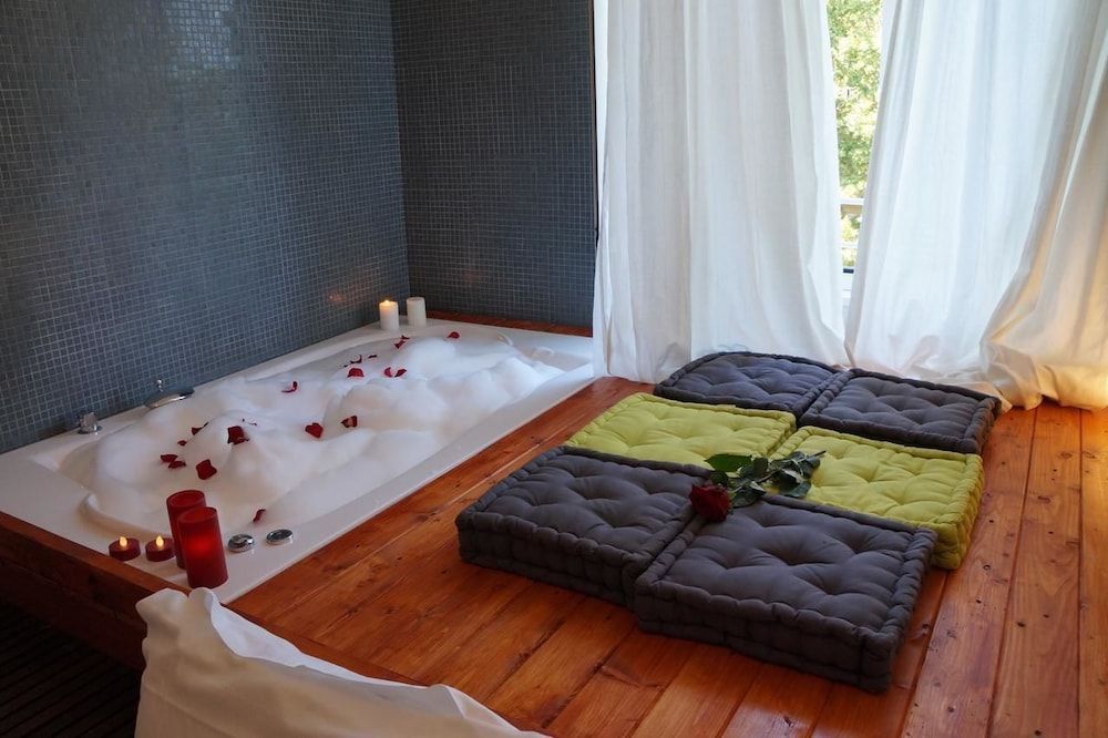 Jacuzzi Rooms 1