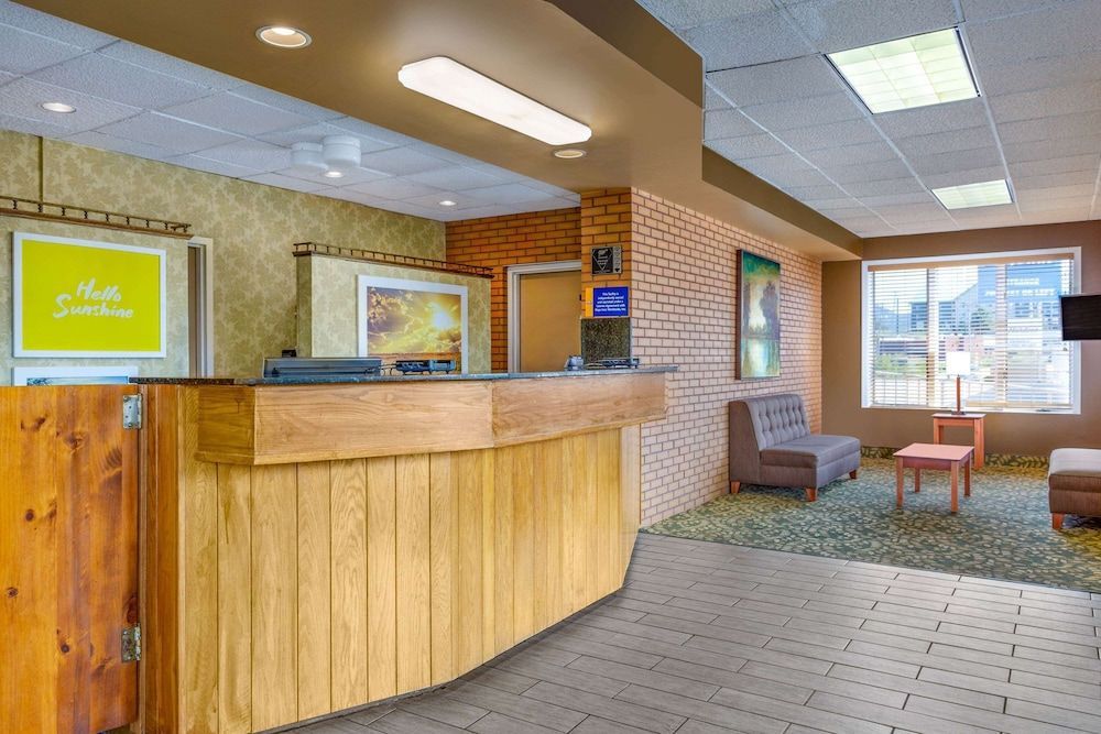 Days Inn by Wyndham Breezewood 2