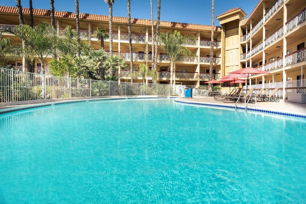 Ramada by Wyndham Burbank Airport 1