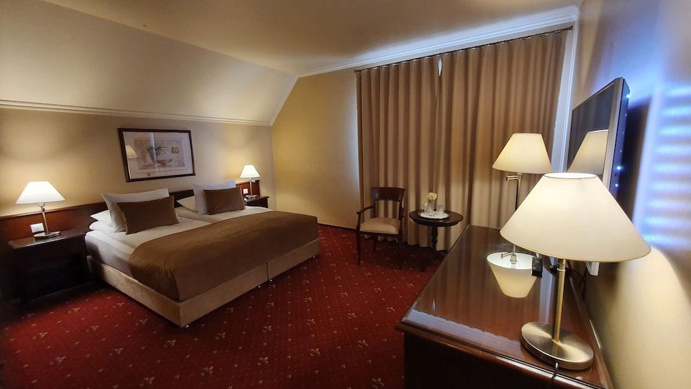 GARDEN Club - Hotel & Restaurant - FREE Outdoor Pool & Parking 1