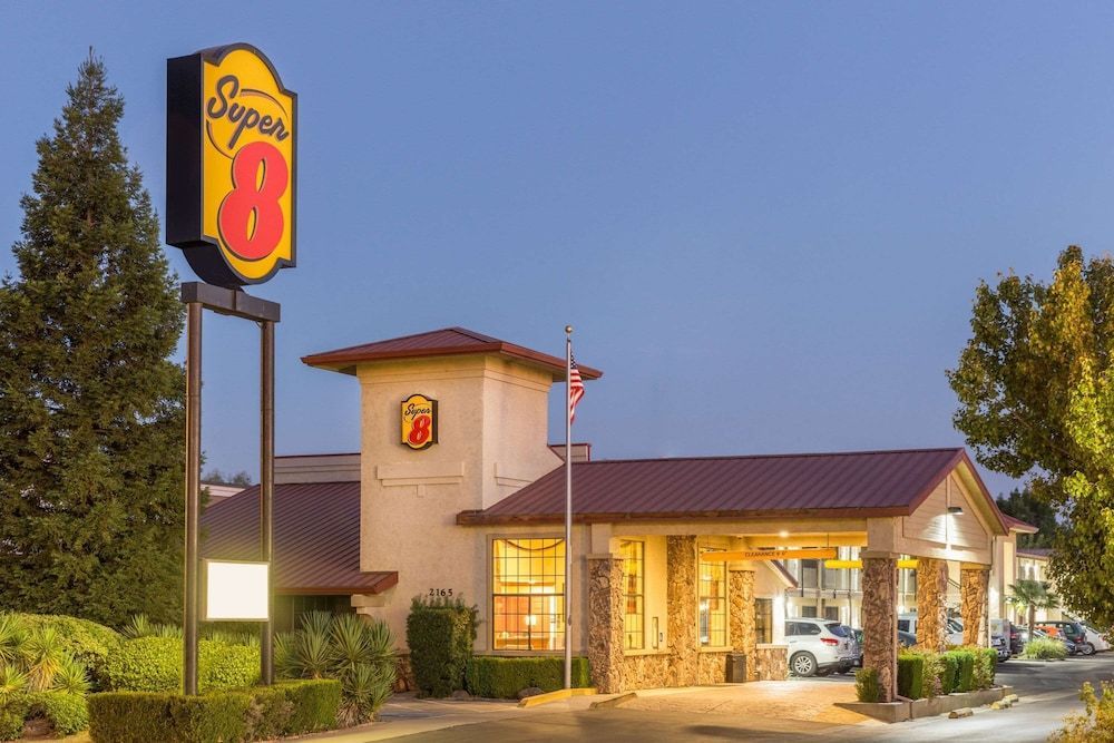 Super 8 by Wyndham Corning 1